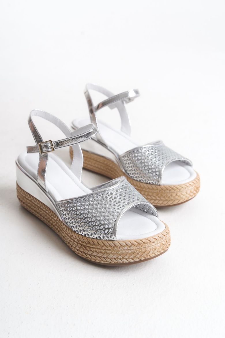 Hakiki Deri 36 dan 40-41 Numaraya Yumuşak Tabanlı Sandalet Silver resmi