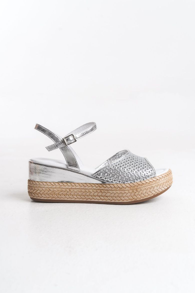 Hakiki Deri 36 dan 40-41 Numaraya Yumuşak Tabanlı Sandalet Silver resmi
