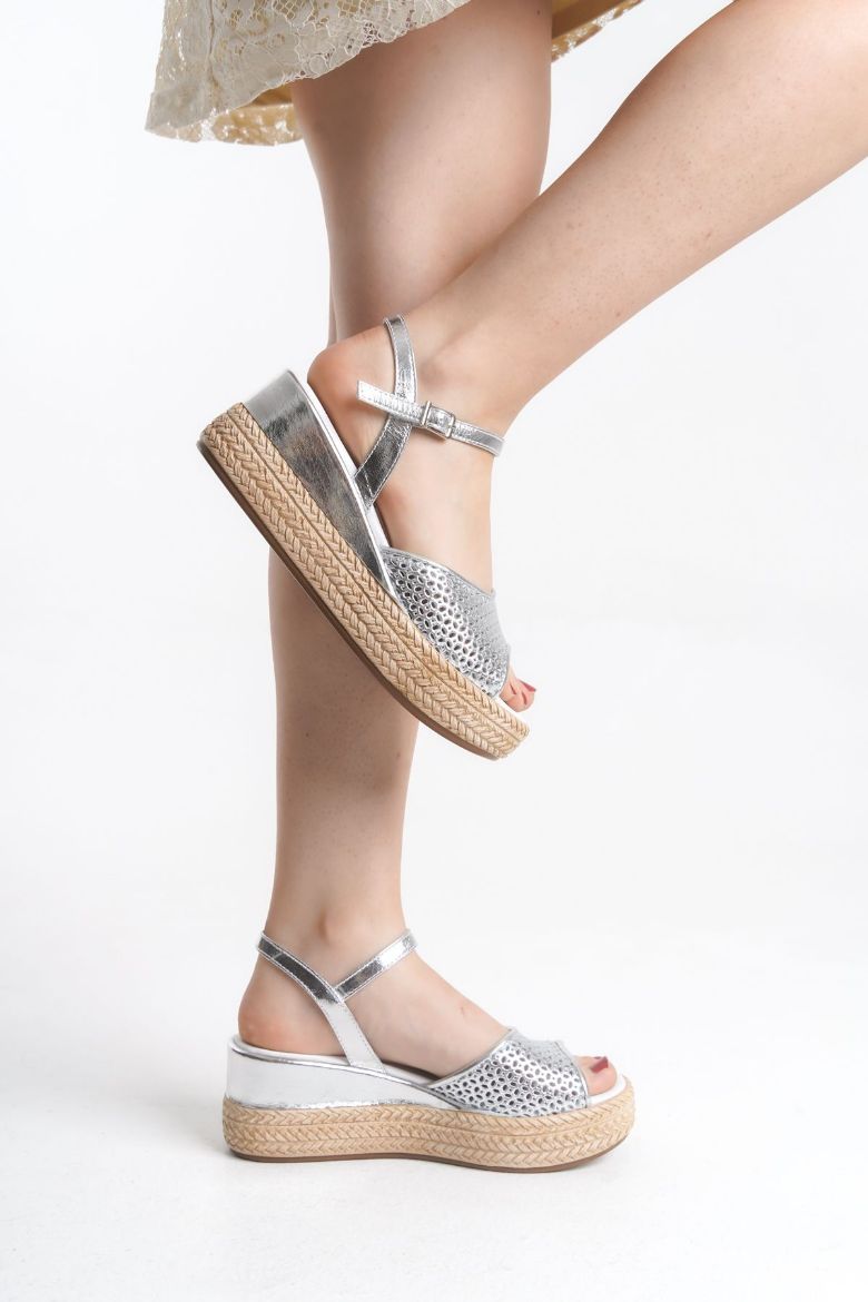 Hakiki Deri 36 dan 40-41 Numaraya Yumuşak Tabanlı Sandalet Silver resmi