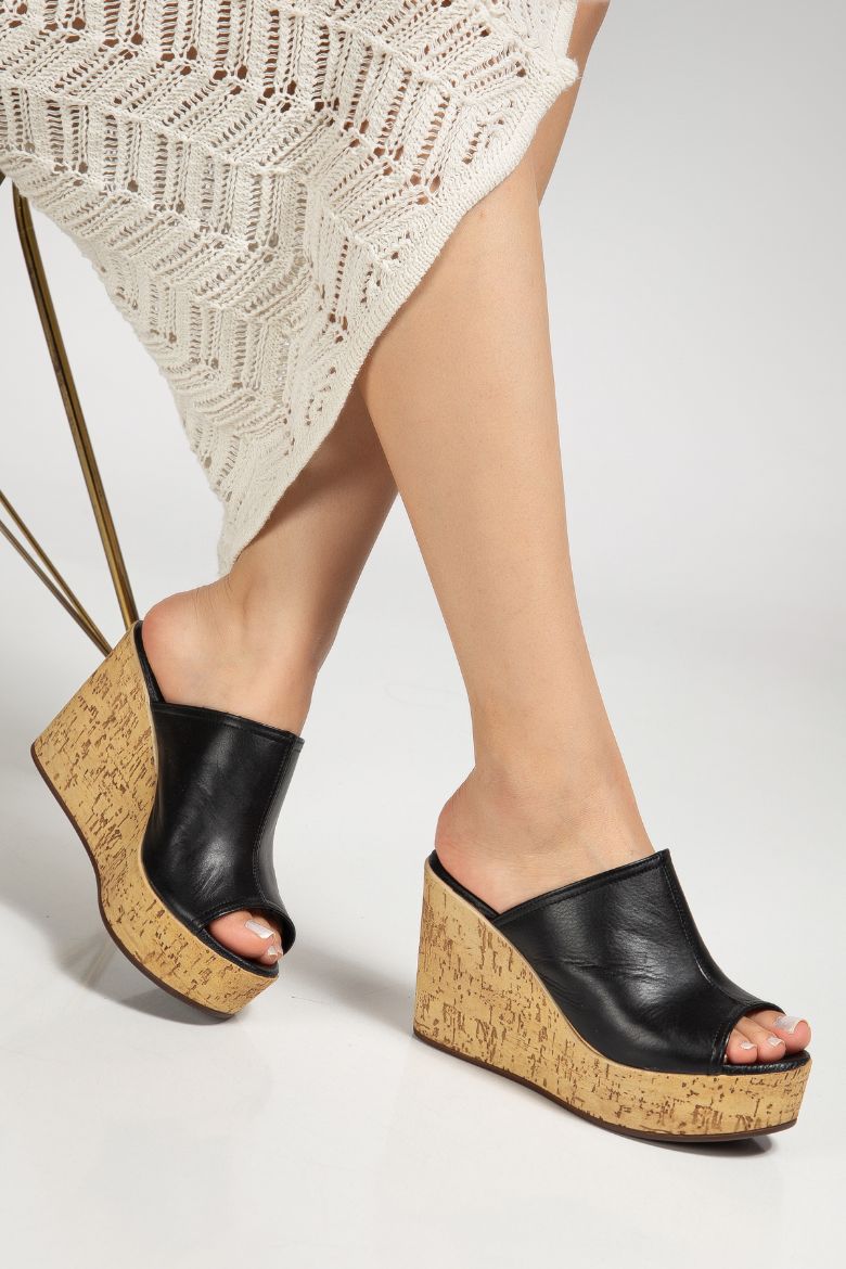 Hakiki Deri 34-35-36-37-38-39-40 Numara Doğal Mantar Görünümlü Kadın Terlik Siyah resmi