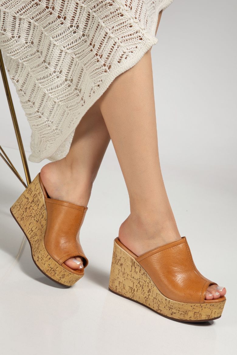 Hakiki Deri 34-35-36-37-38-39-40 Numara Doğal Mantar Görünümlü Kadın Terlik Taba resmi