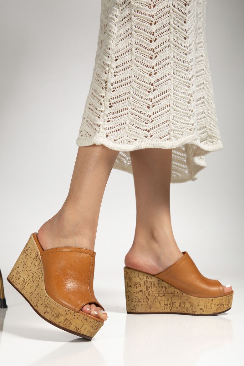 Hakiki Deri 34-35-36-37-38-39-40 Numara Doğal Mantar Görünümlü Kadın Terlik Taba resmi